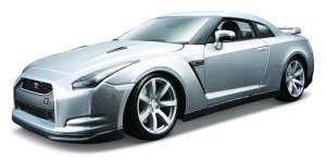Bburago 1:18 2009 Nissan GT-R Metallic strieborná 18-12079 - VÝPREDAJ